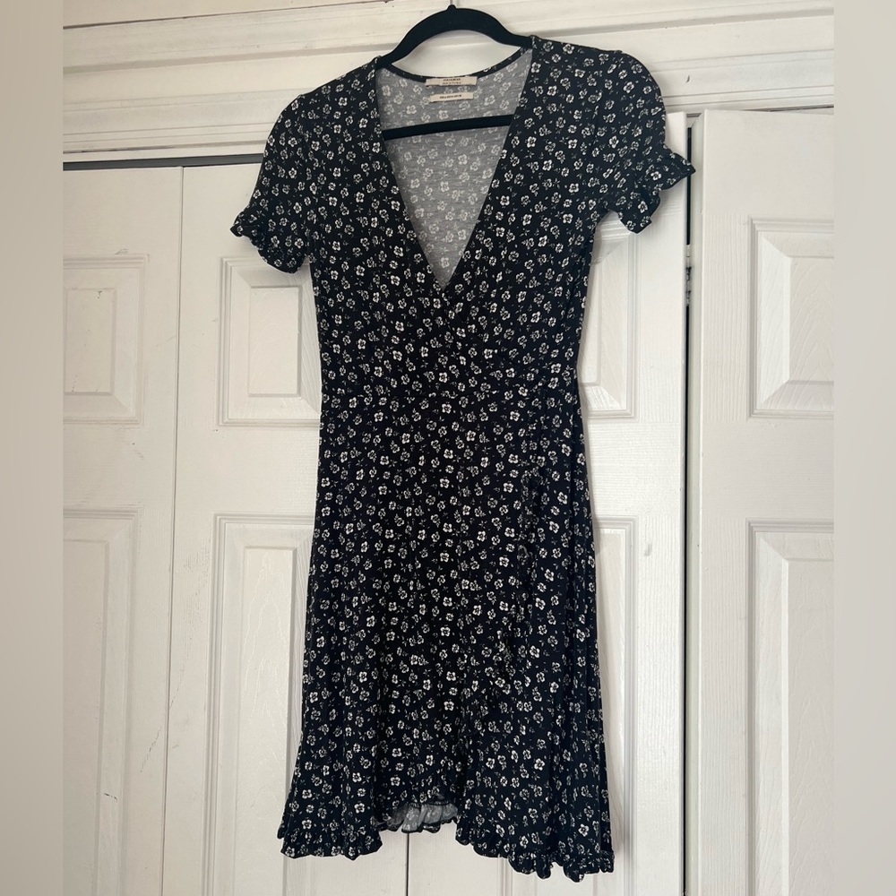 Pull&Bear flower minj dress | Black and white flowers dress, short sleeves dress